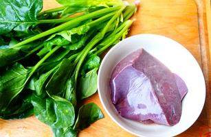 菠菜猪肝汤,1.准备好食材洗净(<a style='color:red;display:inline-block;' href='/shicai/ 419'>猪肝</a>买回来后用清水浸泡半小时,中途换几次清水)