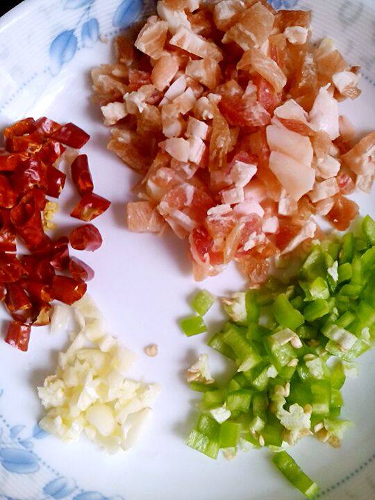 酸豆角炒粉,将所有材料切丁备用。