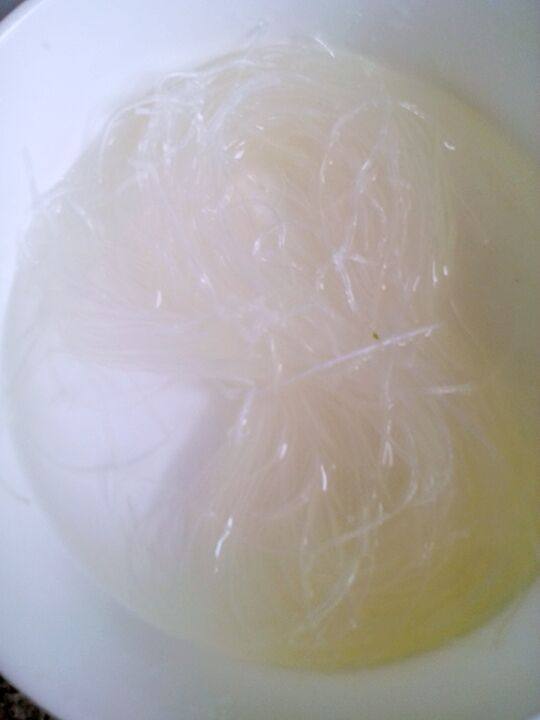 酸豆角炒粉,<a style='color:red;display:inline-block;' href='/shicai/ 523'>粉丝</a>提前用水，浸泡15分钟左右