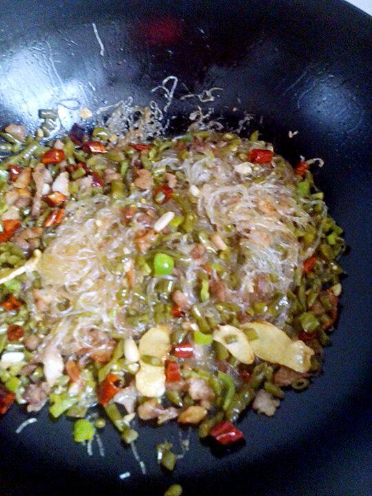 酸豆角炒粉,加入粉丝和一勺半盐，和少量的<a style='color:red;display:inline-block;' href='/shicai/ 692'>酱油</a>少量水，