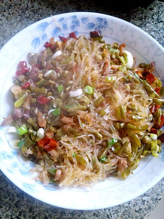 酸豆角炒粉,翻炒一会加<a style='color:red;display:inline-block;' href='/shicai/ 717'>味精</a>和葱花出锅