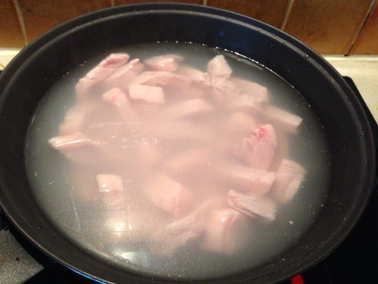 白萝卜瘦肉汤,煲沸水，放瘦肉1-2分钟，拿出