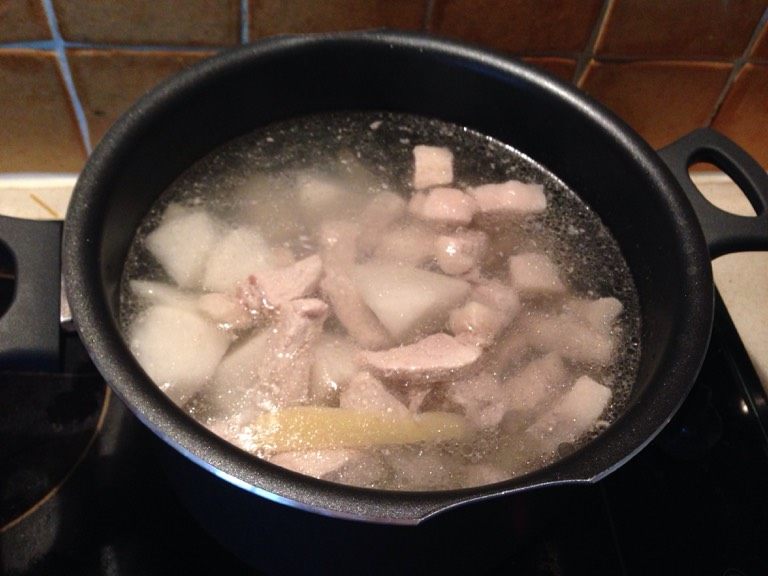 白萝卜瘦肉汤,煲沸水，放入白萝卜，姜，瘦肉，大火10分钟，再小火1小时