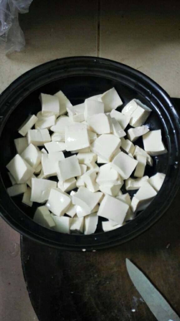 肉末豆腐,锅内加点油，把豆腐切小块