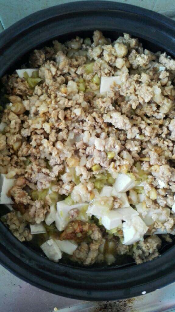 肉末豆腐,加把炒好的瘦肉、放在上面，大火蒸15分钟即可