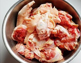 飘香鸡肉火锅,鸡一只,大大的切块