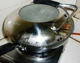 飘香鸡肉火锅,翻炒均匀,盖上锅盖焖炒5分钟