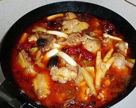 飘香鸡肉火锅,加入开水,水量的把握以用作菜肴和锅底自行把握,如果仅用作菜肴,可以少放水,如果用作火锅底,可适量加水