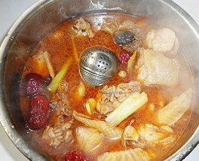 飘香鸡肉火锅,没有压力锅的,不用再换锅,原锅焖熟即可,有压力锅的,换入压力锅煮