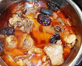 飘香鸡肉火锅,选定压力锅鸡鸭程序,保压结束即可食用