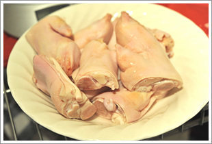 香辣猪蹄火锅,<a style='color:red;display:inline-block;' href='/shicai/ 413'>猪蹄</a>去毛洗净,一分为二再切成块