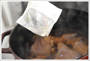 香辣猪蹄火锅,锅中加入热水,因为是吃火锅,所以水量可以多一些。再投入调料包
