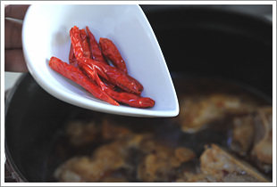 香辣猪蹄火锅,放入<a style='color:red;display:inline-block;' href='/shicai/ 86474'>干辣椒</a>同煮,开锅后转小火盖盖子焖煮1个小时