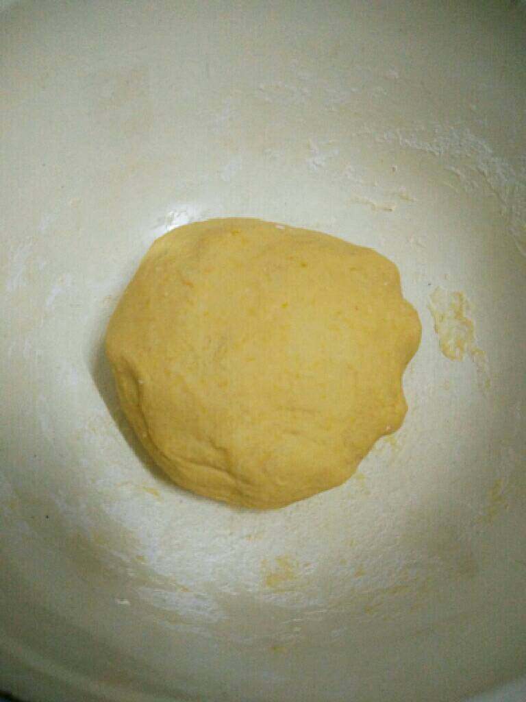 烤鸡排南瓜卷饼,揉成光滑的面团,醒十分钟