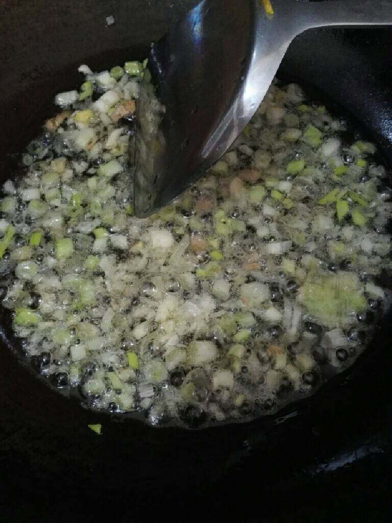 自制酸豆角炒肉末,锅倒入油烧热,放入葱,姜蒜爆香。