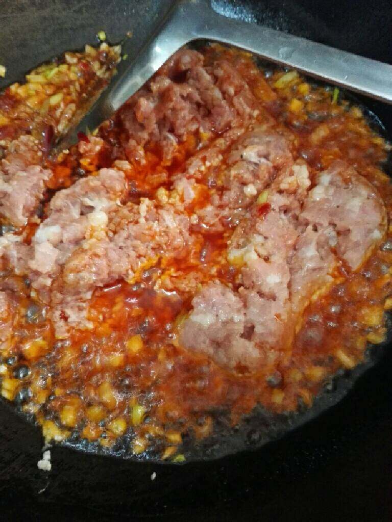 自制酸豆角炒肉末,倒入腌制好的肉末翻炒均匀。