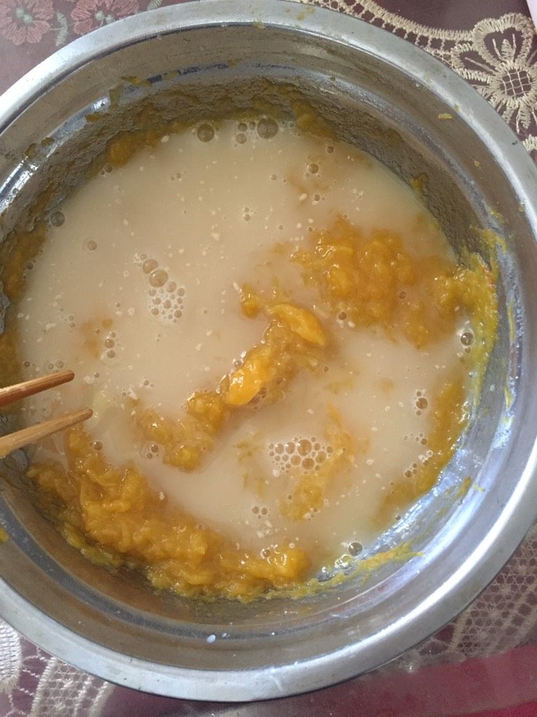 万圣节之南瓜发糕,如图把酵母水倒在南瓜泥里,搅拌均匀