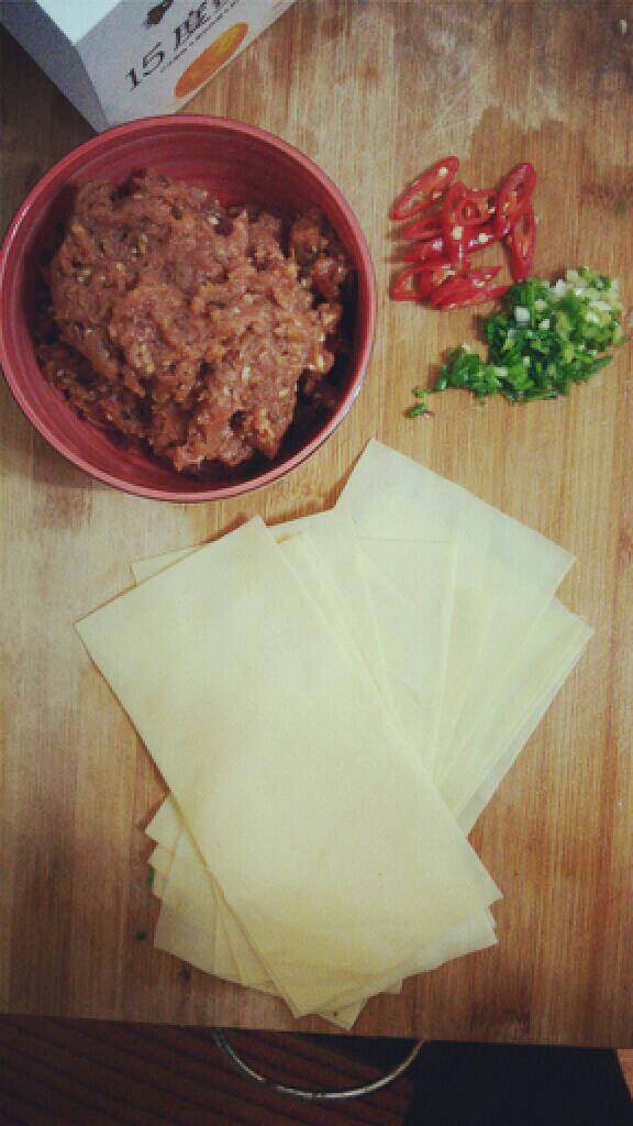 百叶香菇蒸猪肉卷,
主要食材：薄皮百叶，<a style='color:red;display:inline-block;' href='/shicai/ 230'>香菇</a>，<a style='color:red;display:inline-block;' href='/shicai/ 9'>鸡蛋</a>，<a style='color:red;display:inline-block;' href='/shicai/ 34043'>瘦猪肉</a>，<a style='color:red;display:inline-block;' href='/shicai/ 3232'>香葱</a>，小米辣
1.所有食材做成图一状备用（肉洗后用少许淀粉，盐，<a style='color:red;display:inline-block;' href='/shicai/ 10588'>糖</a>，<a style='color:red;display:inline-block;' href='/shicai/ 720'>胡椒粉</a>，<a style='color:red;display:inline-block;' href='/shicai/ 762'>老抽</a>腌15分钟，<a style='color:red;display:inline-block;' href='/shicai/ 230'>香菇</a>切碎，与猪肉一块用料理机打成<a style='color:red;display:inline-block;' href='/shicai/ 230'>香菇</a>猪肉糜）
