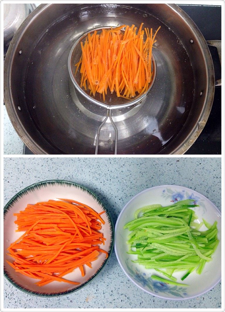 越南春卷,如图:煮一锅开水,加适量盐、油。把红萝卜、黄瓜丝汆一下,捞起。