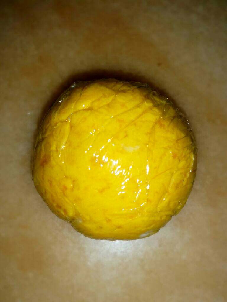 巧克力黑芝麻南瓜饼,揉成团,用保鲜膜包上,冰箱冷藏20分。
