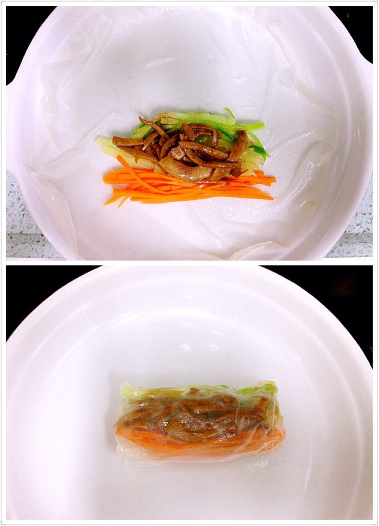 越南春卷,如图:把泡软的春卷皮摊在一圆盘上,码入全部菜丝,包好卷起。