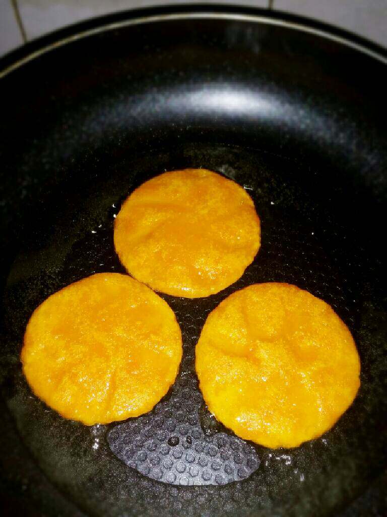 巧克力黑芝麻南瓜饼,平底锅,少量油热放入小饼,两面煎黄。