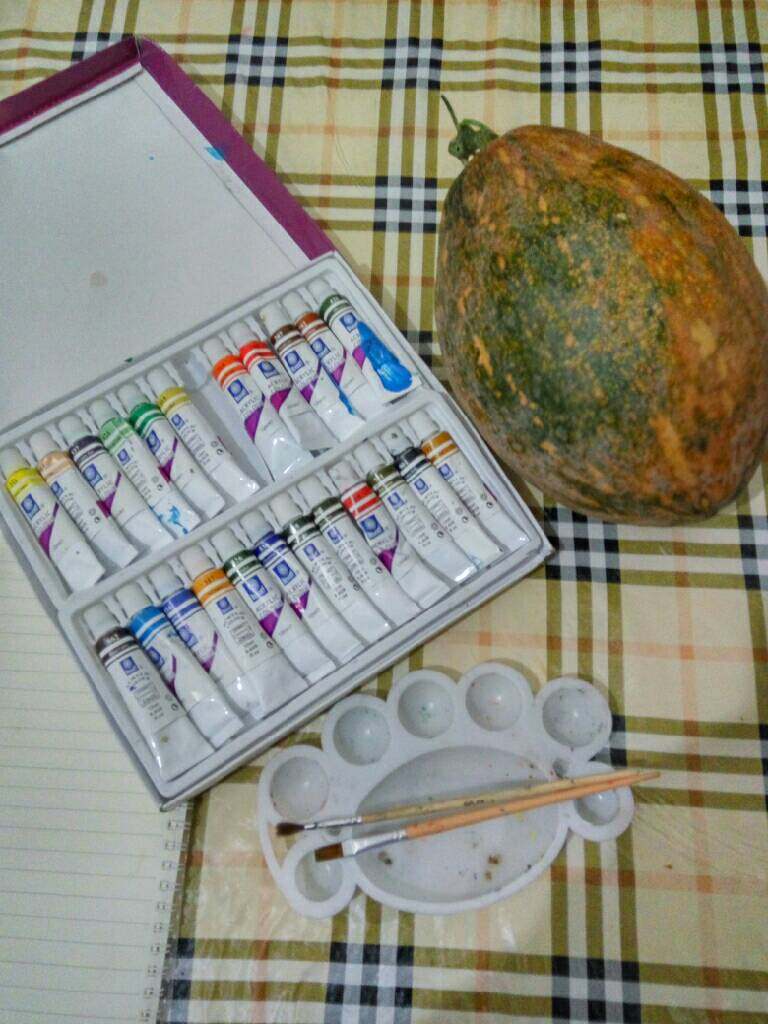 万圣节南瓜脸谱,准备好颜料,画笔,南瓜