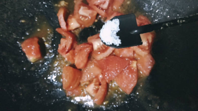 番茄藕丁,锅中热油,下番茄,加入适量盐炒出汁