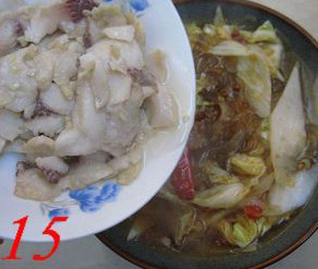 麻辣跳水鱼片,将锅中做好的食材倒入大碗中,再放入滑好的鱼片