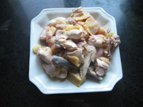 四神汤,鸡肉洗净剁成小块，焯水