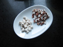 四神汤,茯苓、芡料、<a style='color:red;display:inline-block;' href='/shicai/ 674'>莲子</a>，用清水洗一洗