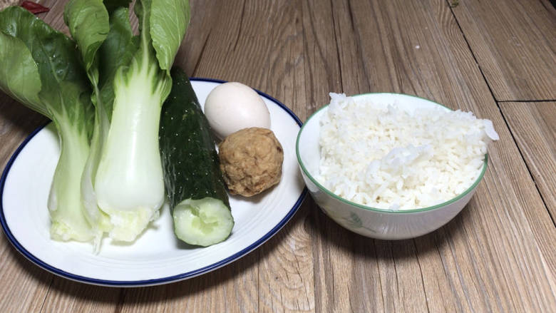 黄瓜蛋炒饭,洗净备好食材