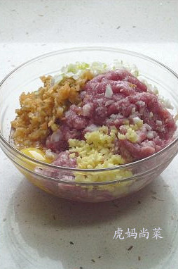 牛肉花卷 肉龙,<a style='color:red;display:inline-block;' href='/shicai/ 722'>榨菜</a>切碎,葱姜切末,然后将所有牛肉馅料一起放入碗中,朝一个方向搅拌至上劲。