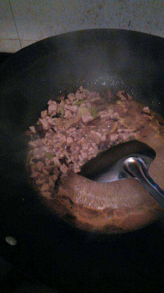 ≈拌饭肉酱≈,接着加入能没过肉粒的开水,再放入八角,冰糖,盐,生抽,老抽