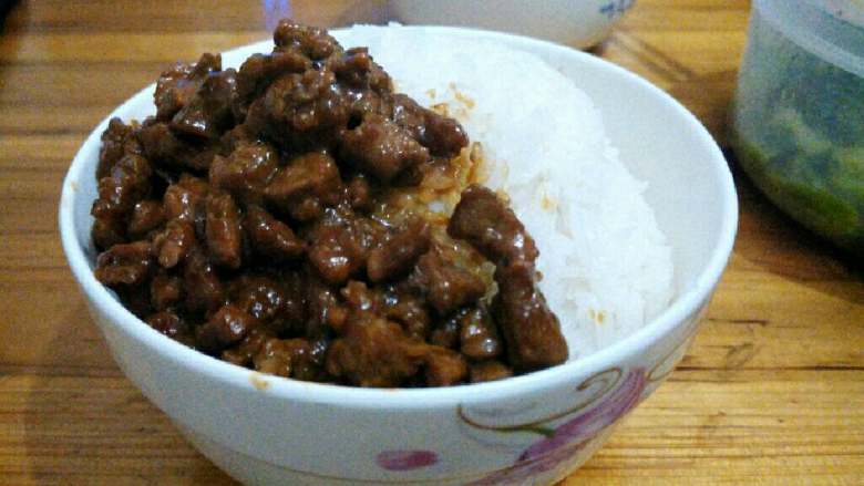 ≈拌饭肉酱≈,煮至汤汁浓稠即可,盛碗米饭开吃吧