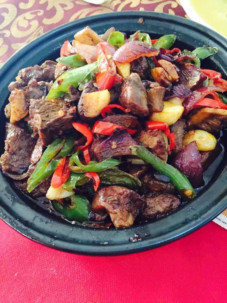 老干妈牛腩肉,锅热油 放入姜 蒜块 <a style='color:red;display:inline-block;' href='/shicai/ 491'>老干妈豆豉</a> <a style='color:red;display:inline-block;' href='/shicai/ 134659'>花椒粒</a>和<a style='color:red;display:inline-block;' href='/shicai/ 86474'>干辣椒</a>翻炒 放入牛肉块 继续翻炒 加入少许糖 <a style='color:red;display:inline-block;' href='/shicai/ 756'>鸡精</a> 放入青红椒圈 洋葱 翻炒起锅