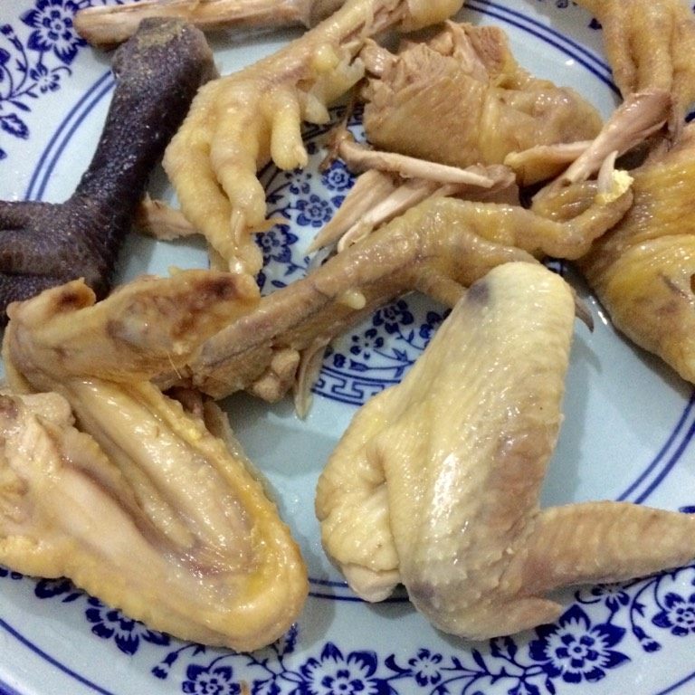 红油鸡肉,将鸡肉煮熟 捞出 放入冰水降温