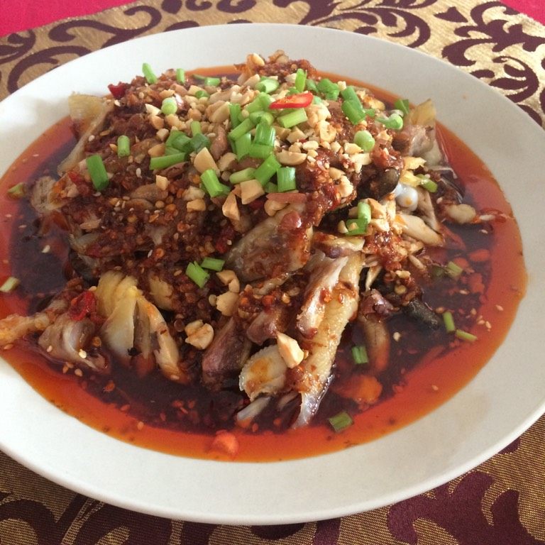 红油鸡肉,将调味汁淋到鸡肉上 撒上花生碎 白芝麻和葱花即可