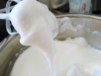 万圣节戚风蛋糕, 蛋白打至干性发泡,放入冰箱冷藏备用。