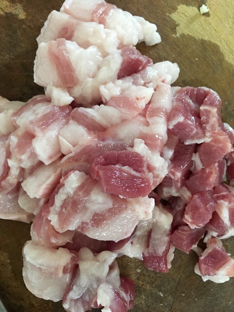 粉蒸肉,五花肉洗干净,切成中等厚度