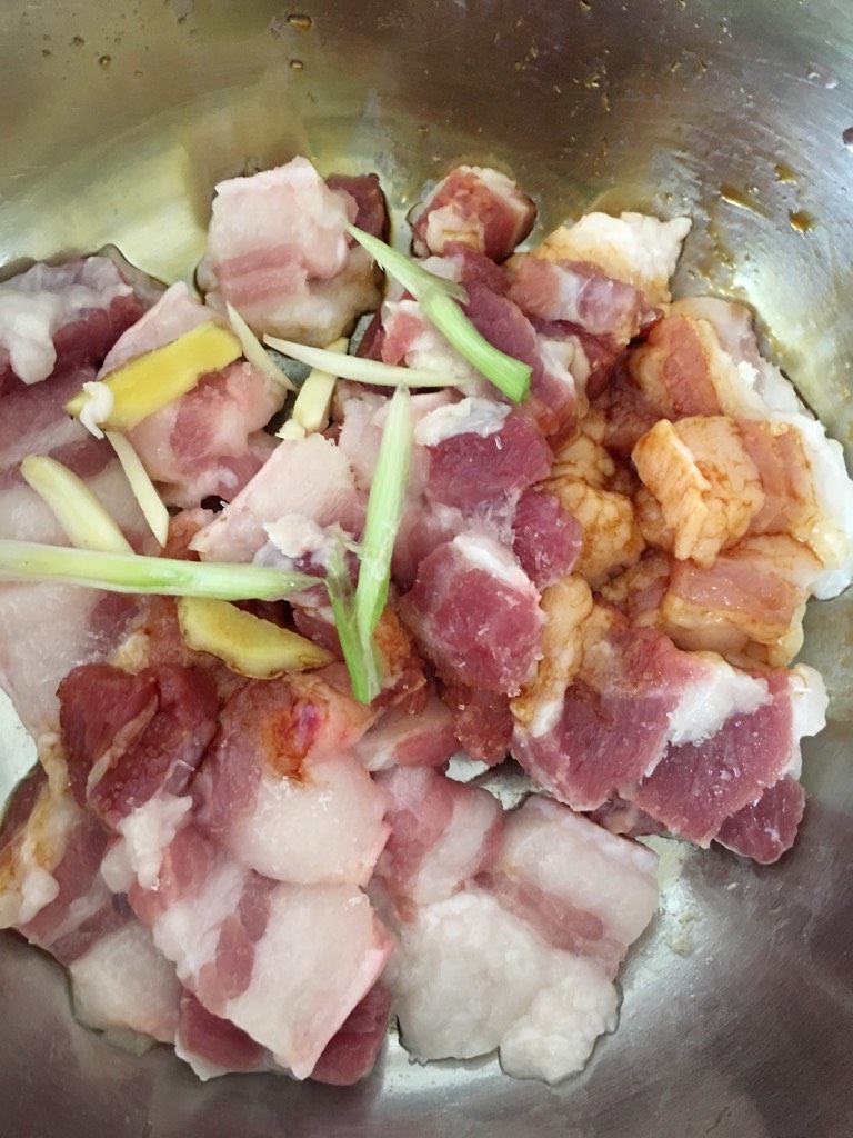 粉蒸肉,如图,加入少量生抽,生姜葱头腌制。