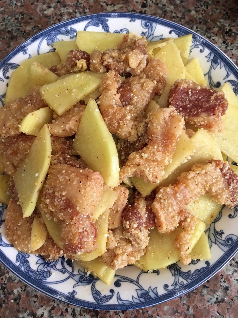 粉蒸肉,如图,装到盘子里上锅蒸15-20分钟即可。