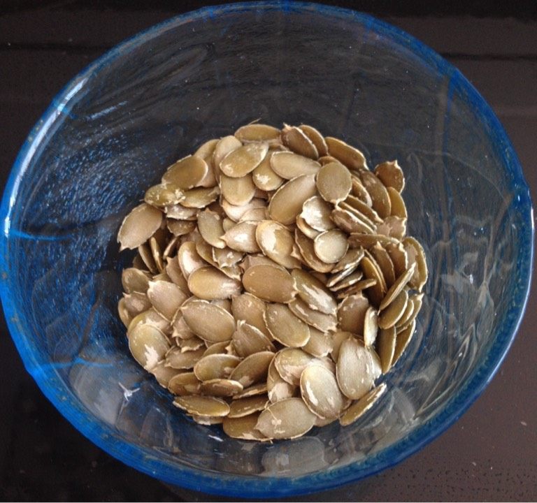 盐烤南瓜子仁,干到可以轻松剥掉皮即可,去皮待用