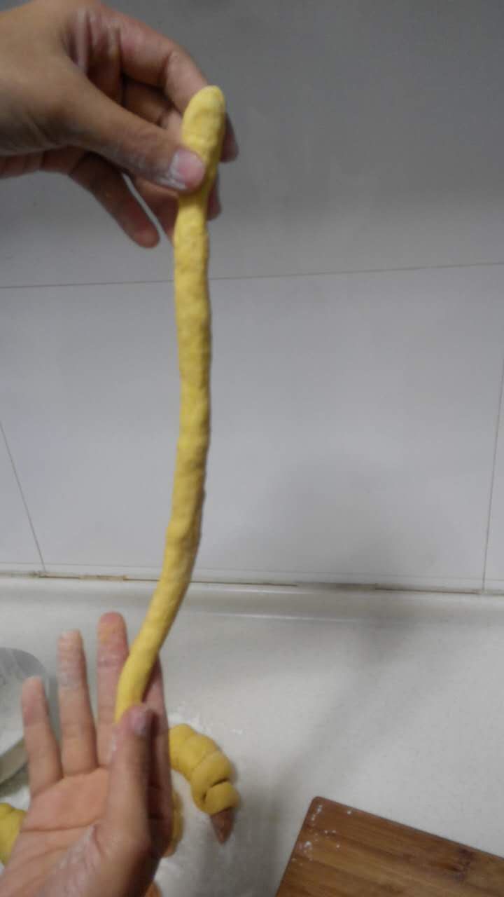 南瓜馍火腿卷,发酵好的面就成剂子,搓成长条