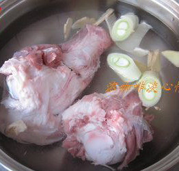 萝卜酥肉煲,大骨棒洗净,放入锅中加水,放入葱段、姜片大火烧开,转小火熬2小时,取汤备用;
