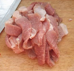 萝卜酥肉煲,五花肉切厚片备用;
