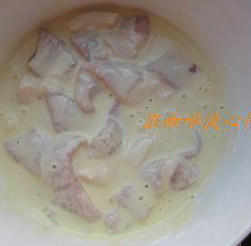 萝卜酥肉煲,锅中倒入植物油约500克,烧至7成热,将切好的肉条放入鸡蛋糊中挂糊;