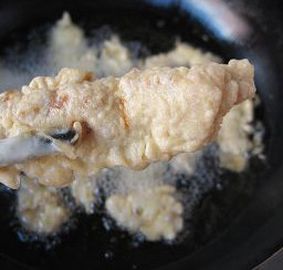 萝卜酥肉煲,然后把肉条放入油锅中,炸至金黄,捞出沥油;