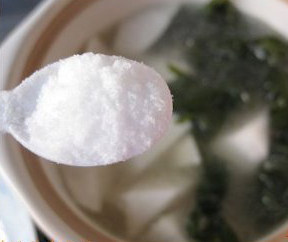 萝卜酥肉煲,加盐,煮至萝卜海带软烂;