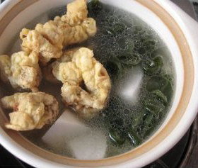 萝卜酥肉煲,下入炸好的酥肉再炖10分钟,加鸡精、香菜末调味即可。
